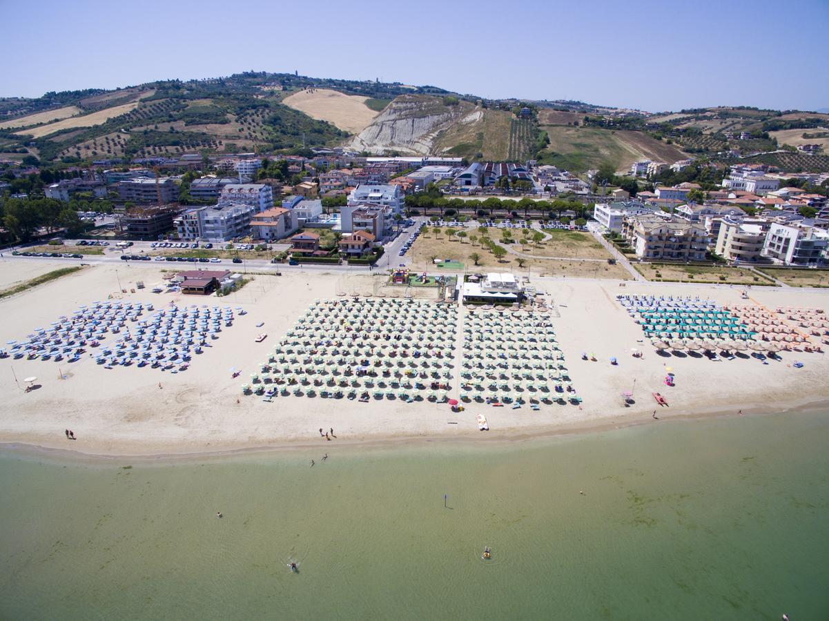 Case Vacanze Blue Bay Resort Roseto Degli Abruzzi Ngoại thất bức ảnh