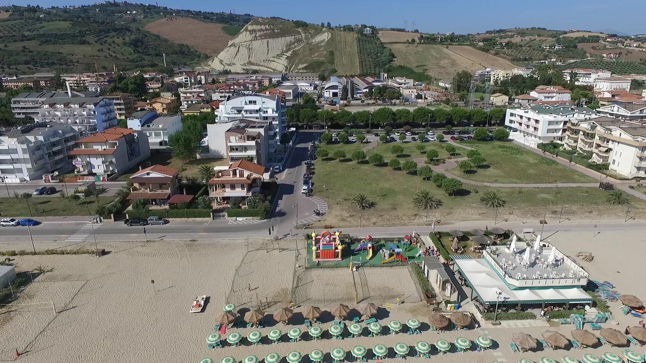 Case Vacanze Blue Bay Resort Roseto Degli Abruzzi Ngoại thất bức ảnh